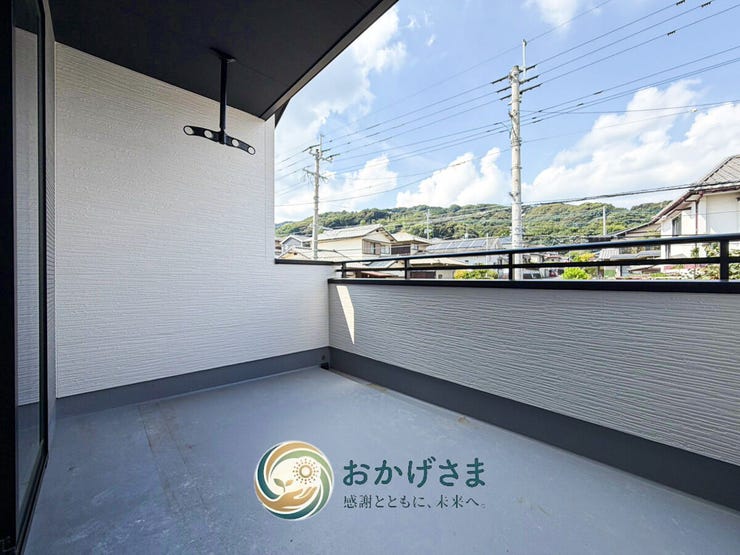 【バルコニー】
屋根付きのインナーバルコニーで急な雨でも安心。物干し金物も完備し、洗濯物を気持ちよく干すことができます。