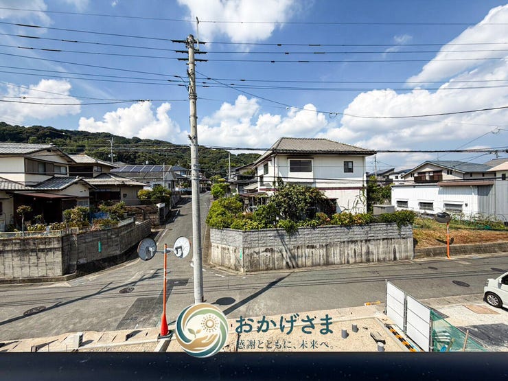 【バルコニーからの眺望】
バルコニーからは周囲の街並みと山並みが見渡せる開放的なロケーション。青空が広がり、心地よい風を感じられます。