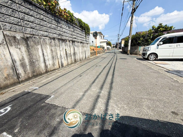 【周辺環境】
閑静で住みやすい住宅街に位置する好立地。見通しの良い道路で、毎日の運転もスムーズに行えます。