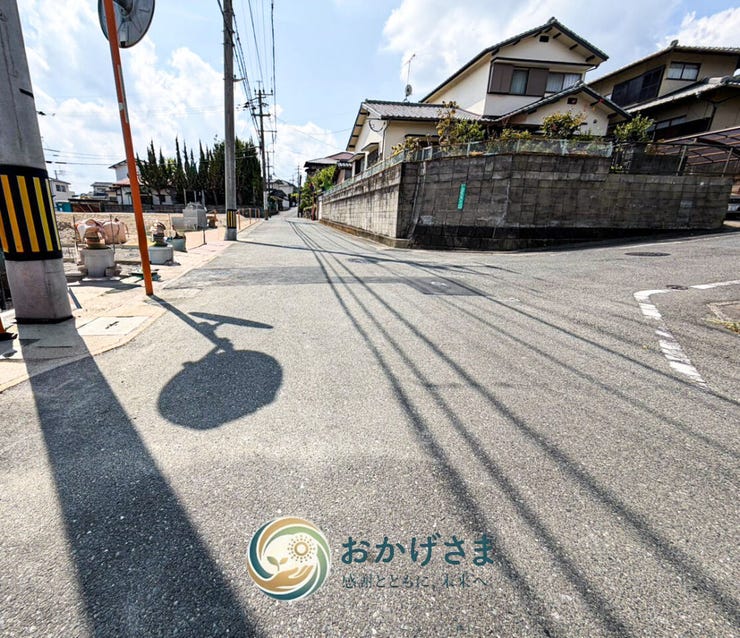 【前面道路】
近隣住民の利用が中心となる落ち着いた前面道路。車の交通量が少なく、お子様の通学等も安心です。