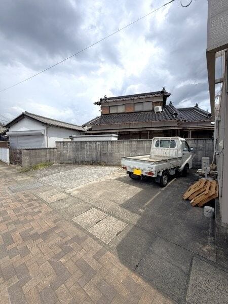 普通車2台、停めれます