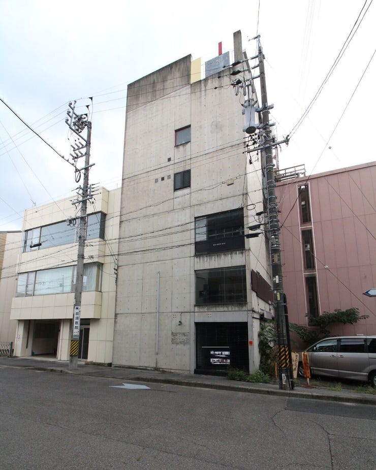 【外観】
6階建ての1棟ビルです。
名鉄名古屋本線「東岡崎」駅まで徒歩約13分で、電車でのアクセスも良好です。