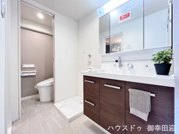 ■清々しいリフレッシュ空間■自分を磨き、気持ちを切り替える。心地よい光が差し込むプライベートスペース。