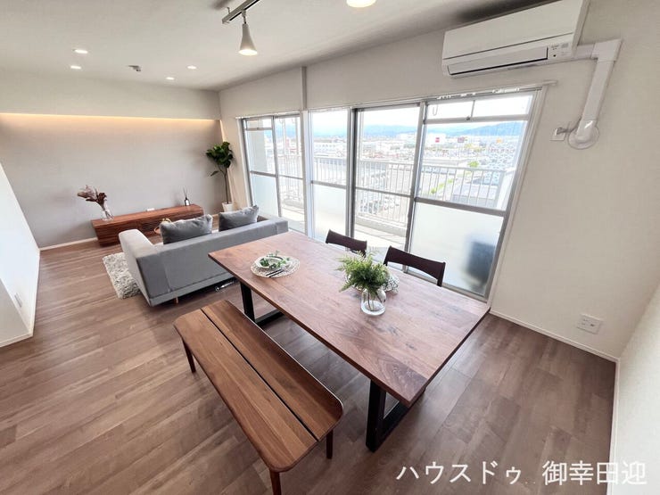 ■安らぎと笑顔の中心地■陽光が優しく降り注ぎ、会話が自然と弾む。ここでは、毎日が特別な時間へと変わります。