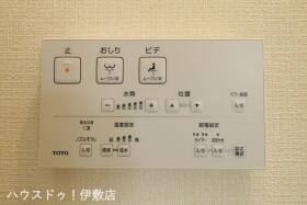 【温水洗浄便座（同仕様写真）】
寒い冬の日にもヒヤッとせずおしりを温かく包んでくれる暖房便座。今ではなくてはならない設備。