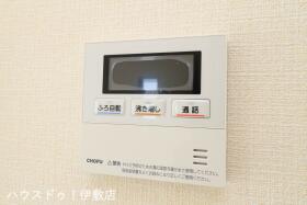 【給湯器リモコン（同仕様写真）】
オートバス機能付きで、スイッチ一つでお湯が沸きます