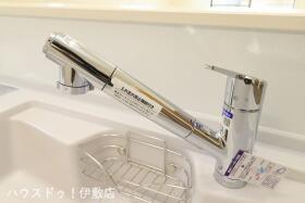 【浄水器一体型水栓（同仕様写真）】
安全で安心したお水がでてくるので、小さなお子様がいるご家庭にも安心でおいしい水がいただけます。