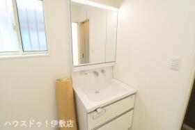 【建築プラン例…みなみの家　洗面台】
人気の3面鏡を採用しました。ミラー裏が収納になっているので、生活感を出さずに収納することが出来ます。扉カラーを仕様書よりお選びいただけます。