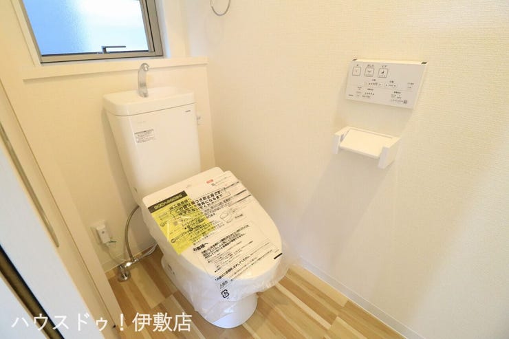 小野２丁目 売土地 小野２丁目／３区画 【建築プラン例…みなみの家　トイレ】
ウォシュレット機能付きトイレです
タオルリングやペーパーホルダーも完備です