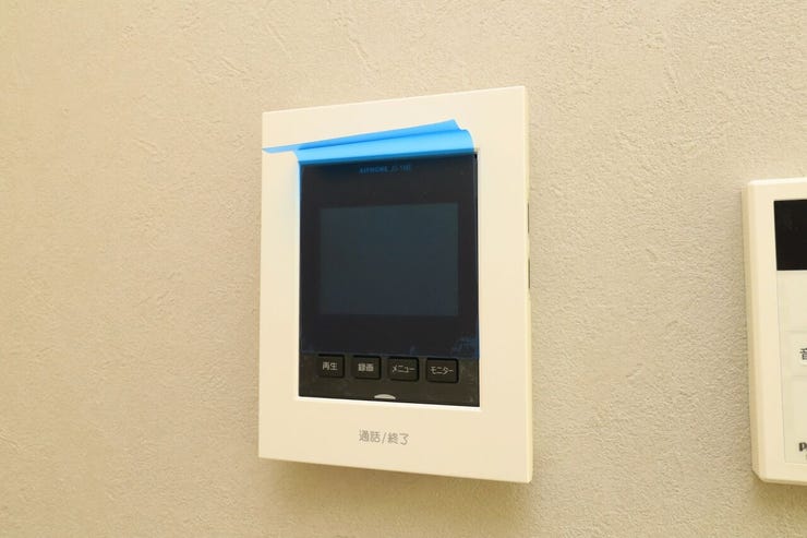 【モニター付きインターホン(同仕様写真)】
誰が来てもわかるモニター付き♪女性が一人で家にいてもこれなら安心