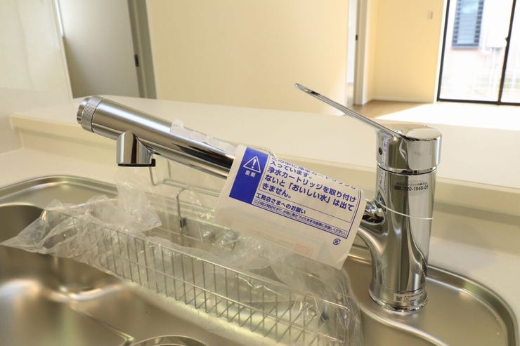 【浄水器一体型水栓(同仕様写真)】
安全で安心したお水がでてくるので、小さなお子様がいるご家庭にも安心でおいしい水がいただけます。