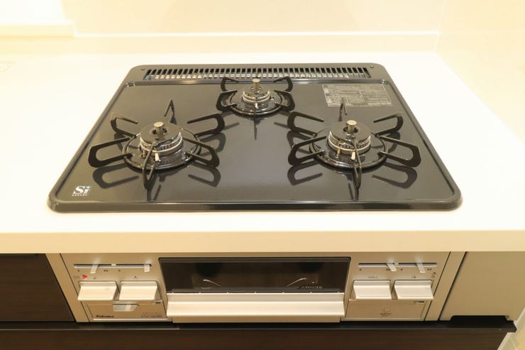 【三口ガスコンロ(同仕様写真)】
キッチンには三口ガスコンロを採用。IHでは物足りない方にはおすすめです