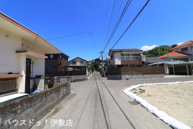 【前面道路】
西側前面道路、北方面
交通量少なめです