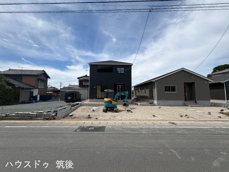 【3号棟・2階建て住宅】全3区画のうち南西側に位置する3号棟の外観写真です!敷地前面に並列カースペースを確保。前面道路幅約7.98mで車の出し入れもスムーズ。2026年9月下旬完成予定です。