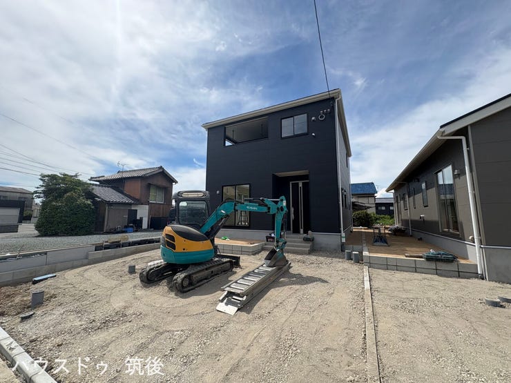 【3号棟・2階建て住宅】シックな外観デザインが印象的な2階建て新築住宅!敷地前面に並列駐車可能なカースペースを確保しております。2026年9月下旬完成予定でお問い合わせ受付中です。