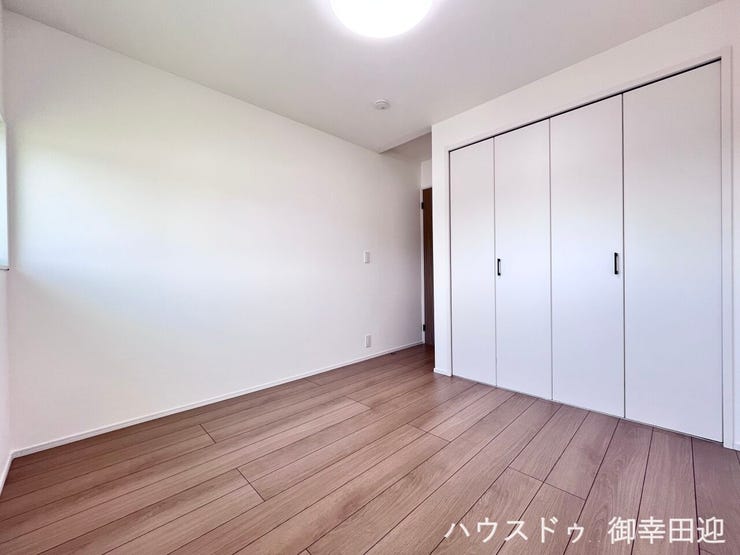 ■2階5帖洋室■寝室、書斎、趣味の部屋。家族の成長やライフスタイルに合わせ、様々な使い方ができる快適な空間です。