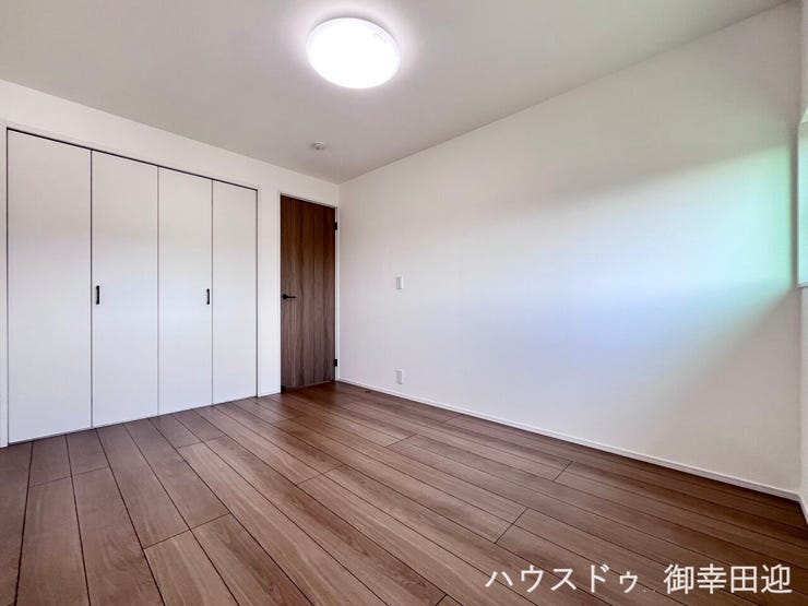 ■2階6帖洋室■寝室、書斎、趣味の部屋。家族の成長やライフスタイルに合わせ、様々な使い方ができる快適な空間です。