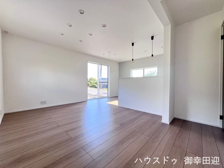 ■安らぎと笑顔の中心地■陽光が優しく降り注ぎ、会話が自然と弾む。ここでは、毎日が特別な時間へと変わります。
