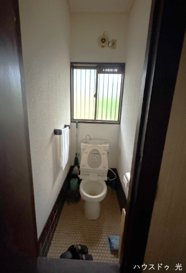 窓のあるトイレは明るい印象です。