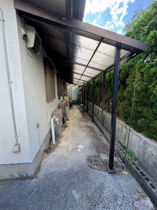 勝手口のある北側にはテラス屋根があります。