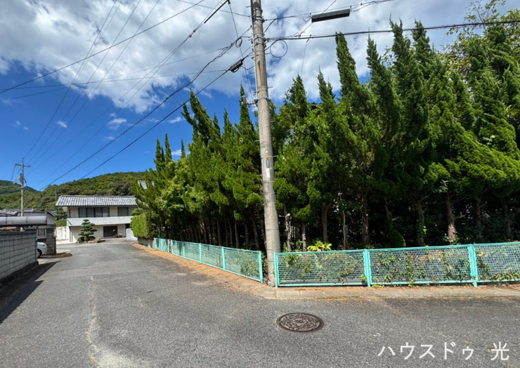 南西は道路に面して明るく開放的な立地です。