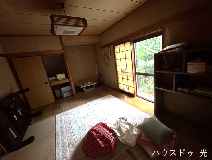 南側の庭に面した明るい和室。