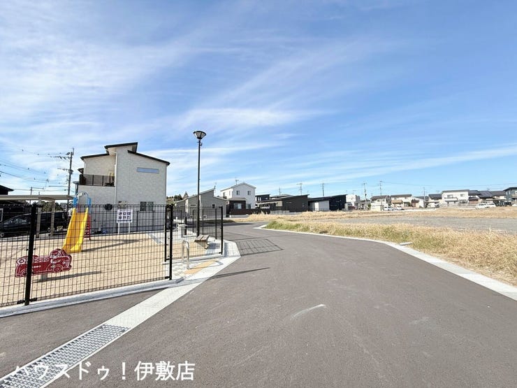 【前面道路】
分譲地内の前面道路、行き止まり道路の為交通量も少なく、小さなお子様にも安心です