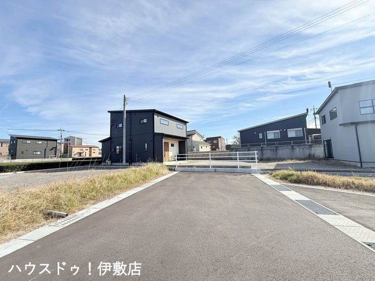 【前面道路】
分譲地内の前面道路、行き止まり道路の為交通量も少なく、小さなお子様にも安心です