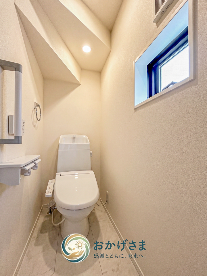 【トイレ】
小窓からの採光で明るいトイレ空間。階段下のデッドスペースを活かした機能的なレイアウトです。