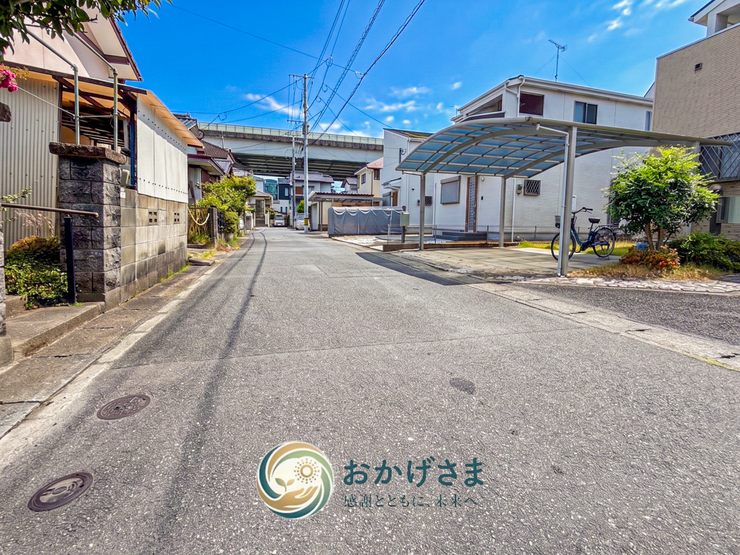 【前面道路】
幅員にゆとりがあり見通しの良い前面道路。交通量が少なめで、お車の出し入れもスムーズに行えます。