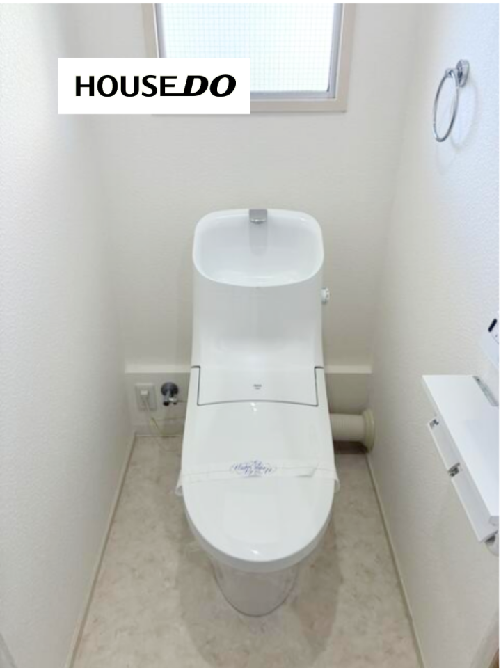 窓付きで換気しやすく、明るさも感じられるトイレ空間。清潔感のあるシンプルな仕上がりです。