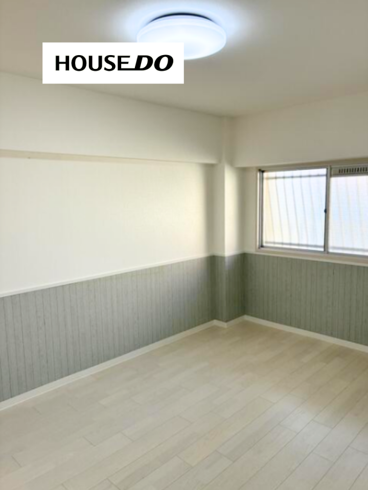 腰壁デザインが印象的な洋室。落ち着いた雰囲気があり、寝室や子ども部屋にもおすすめです。