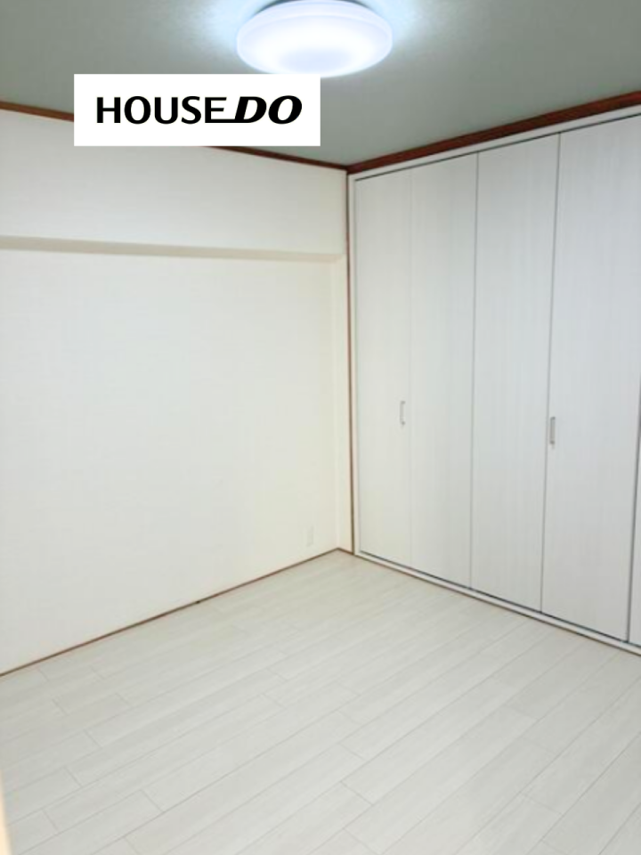 大きな収納を備えた洋室。お部屋を広く使いやすく、主寝室としても使いやすい一室です。