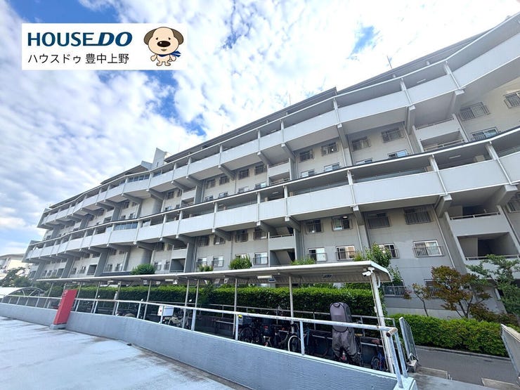緑豊かな住環境に囲まれた大規模団地。教育施設やスーパー、公園が徒歩圏に揃い、子育て世帯にも暮らしやすい住環境が魅力です。
