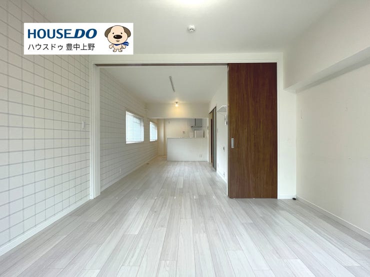 【外観】
【LDK】
隣接する洋室との扉を開けると約18.0帖のリビング♪2019年8月に室内リフォームが施されており、比較的リフォーム費用を抑えられます♪