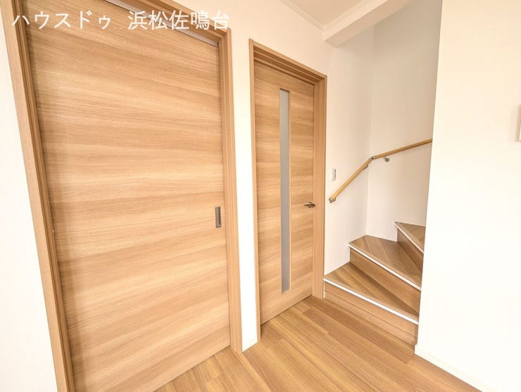 1階リビング階段廻り。建具(ドア・扉類)は全て新品、色柄も統一しております。