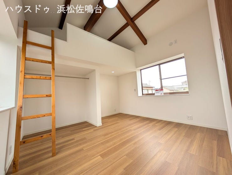 2階北側洋室は天井が高く、ロフト付!!クロス、床新品でとてもきれいなお部屋です(^-^)