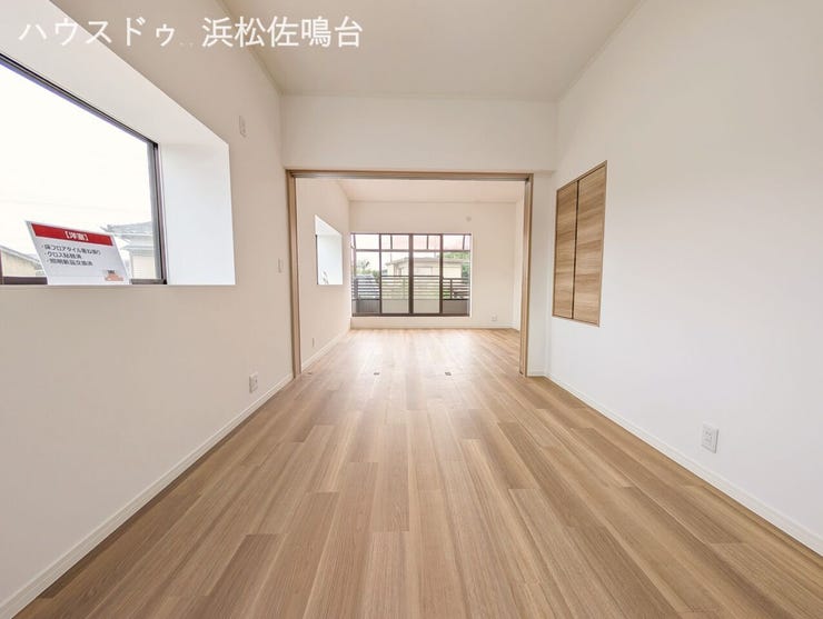 2階中央洋室6帖※洋室8帖との間の引戸を開放して14帖の大空間になっています(^-^)