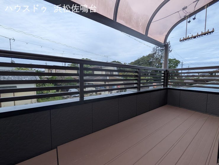 南向きベランダ!シェード付で急な雨でもお洗濯ものが濡れにくくなっております。