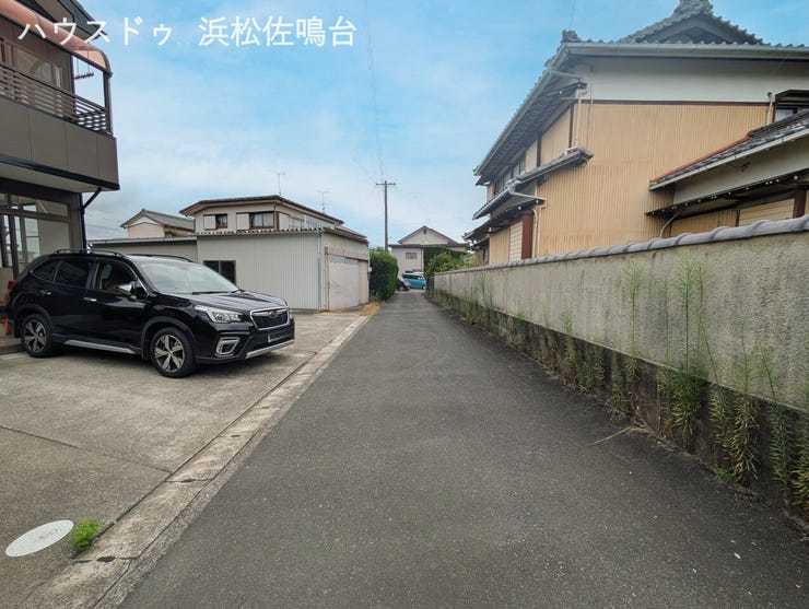 南側公道は交通量が少なく、車の出し入れも落ち着いてできますね(^-^)