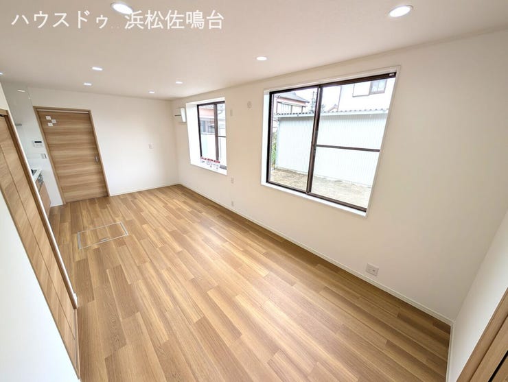 リビング全景。全面ダウンライトの高級感。クロス、床新品で気持ち良くお過ごし頂けます(^-^)