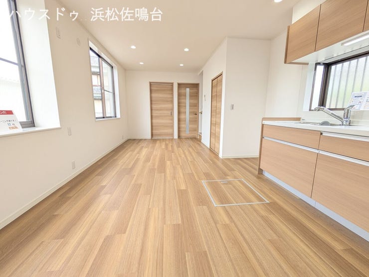 リビング別角度。出窓仕様でちょっとしたものが置けるのが便利♪