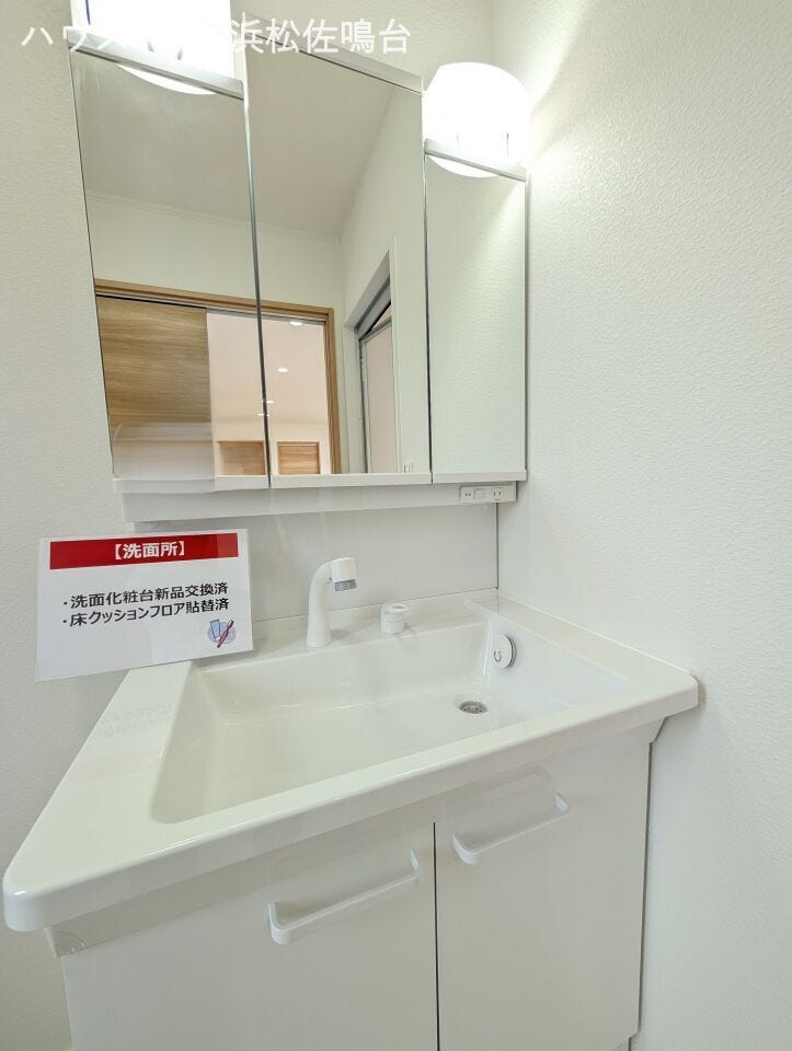 新品シャワー付き洗面化粧台♪ミラーは三面鏡としてお使い頂けます。