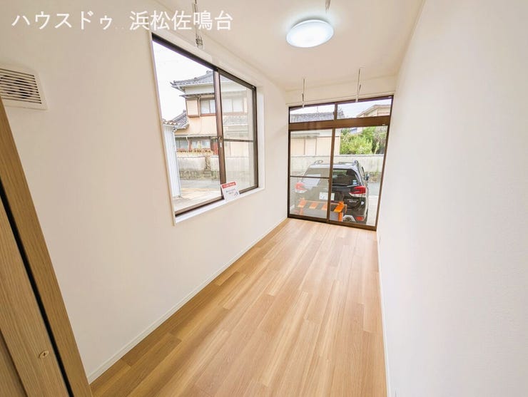 1階4帖ランドリースペース。天井に物干用フックがありますが、もちろんお部屋に、納戸に、自由にお使い頂けます(^-^)