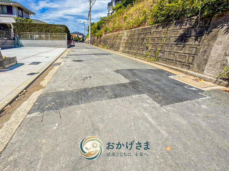 【前面道路】
緑豊かな高台に沿った落ち着きのある前面道路。見通しが良く、周辺の交通量も少ない安心の環境です。