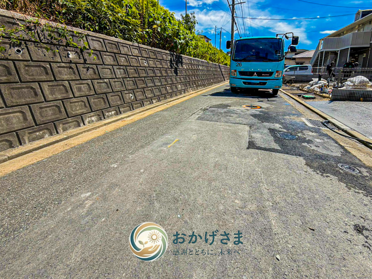 【周辺環境】
青空と緑に包まれた静かで過ごしやすい住宅街。前面道路は舗装されており、毎日の移動もスムーズに行えます。
