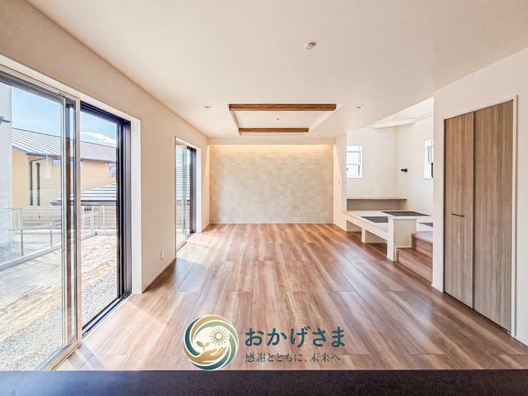 【リビング】
キッチンから部屋全体を見渡せる安心のレイアウト。大きな窓から陽光が広がる明るい大空間です。