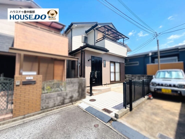 静かで落ち着きある立地。周辺は戸建が立ち並び前面道路も交通量が少なく小さなお子様がいるご家庭でも安心です。お車での移動もスムーズな立地!