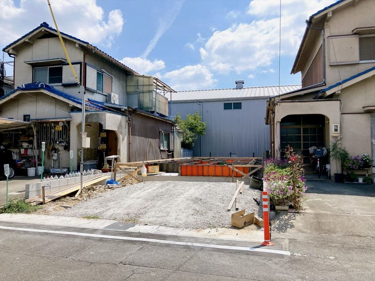 【駐車場 並列2台分】
両方の車が独立して駐車できるため、片方の車を移動させる必要がなく、効率的に出し入れができます!
車を出し入れする際にバックや切り返しも少なくなるため、駐車が楽になります♪