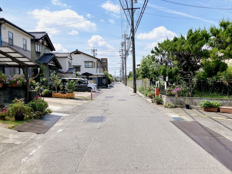 【前面道路】
大型車の通行が少なく、静かで落ち着いた環境が魅力です♪
小さなお子さんがいるご家庭でも安心して暮らせます!
車がスピードを出しにくく、交通事故のリスクも低減される安全な住環境です!